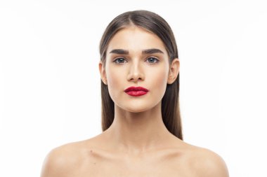 Dudaklarında kırmızı ruj olan güzel bir kadının portresi. Güzellik, moda fotoğrafçılığı 