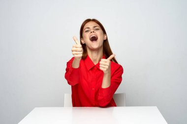  İş kadını ofiste masa başında oturmuş işaret ediyor. 