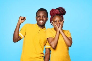 Stüdyoda mavi arka planda poz veren genç ve güzel bir çift