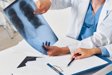 Stüdyoda röntgenli genç doktor ve asistan.                 