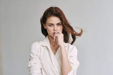 Stüdyoda poz veren güzel bir kadın.  