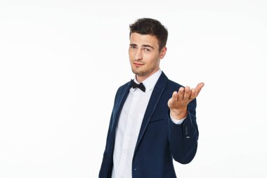 Genç yakışıklı iş adamı, beyazların üzerinde sakin bir şeyler gösteriyor. 