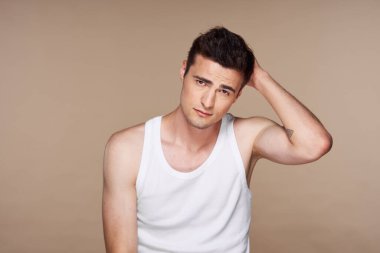 Tecrit edilmiş genç ve yakışıklı bir adamın stüdyo fotoğrafı.