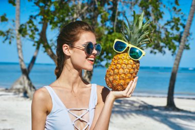 Ananaslı beyaz mayo giymiş bir kadın. Yüksek kalite fotoğraf