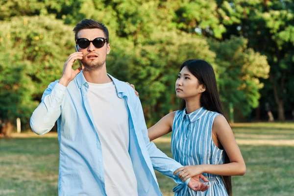 Junges Paar Beim Spazierengehen Park Mann Hält Smartphone Der Hand — Stockfoto