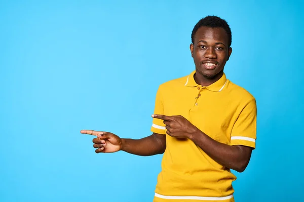 Genç Afrikalı Adam Mavi Arka Planı Işaret Ediyor — Stok fotoğraf