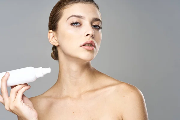 Tiro Estúdio Retrato Jovem Mulher Bonita Com Produto Beleza — Fotografia de Stock