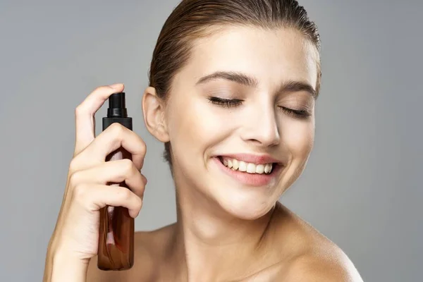 Mujer Joven Con Producto Belleza — Foto de Stock