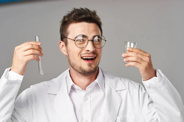 Jeune Beau Médecin Heureux Blouse Laboratoire Avec Éprouvettes Sur Fond — Photo