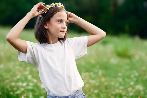 Young Cute Girl Having Fun Meadow — Stock Photo, Image