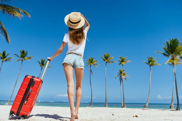 Mujer Joven Con Maleta Roja Playa —  Fotos de Stock