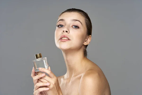 Mulher Bonita Jovem Segurando Frasco Perfume Estúdio — Fotografia de Stock