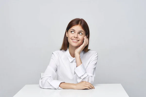 Genç Güzel Gülümseyen Kadın Ofiste Oturuyor — Stok fotoğraf