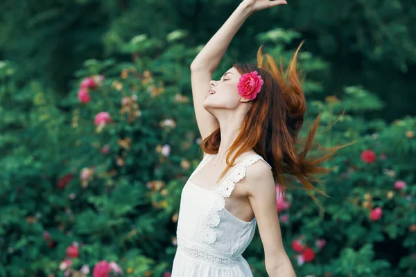 Mujer Joven Con Flor Rosa Jardín —  Fotos de Stock