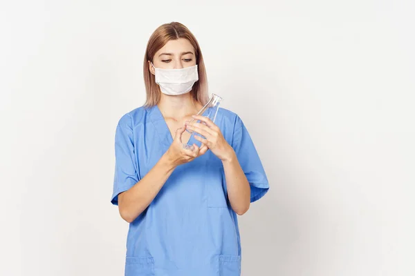 Grabado Estudio Joven Médico Con Máscara Sosteniendo Frasco Aislado —  Fotos de Stock
