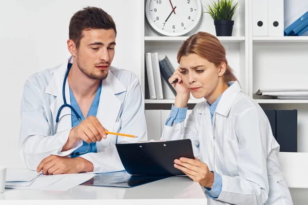 Artsen Aan Het Bureau Het Ziekenhuiskantoor — Stockfoto