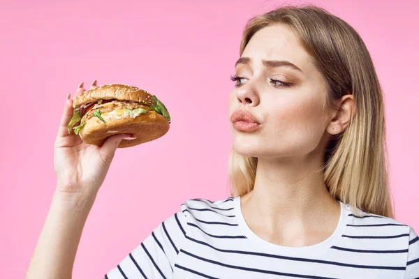 Mooie Vrouw Zoek Naar Hamburger Geïsoleerde Achtergrond — Stockfoto