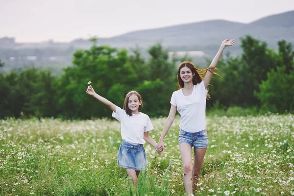 Young Mother Her Daughter Having Fun Camomile Field — Stock Photo, Image