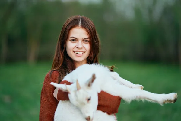 Mulher Com Pequeno Bode Bebê Bonito Fazenda — Fotografia de Stock