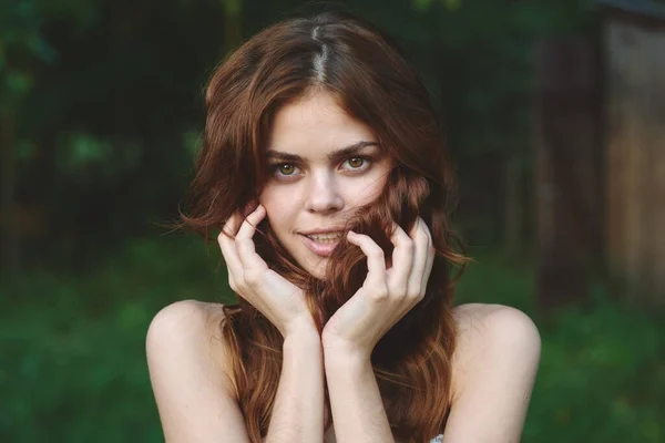 Jovem Bela Mulher Posando Jardim Verão — Fotografia de Stock