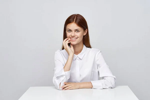 Mladá Krásná Usmívající Žena Sedí Kanceláři — Stock fotografie