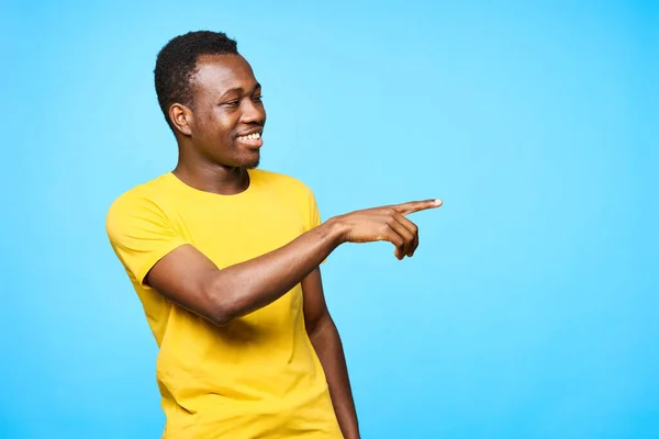 Genç Afrikalı Adam Mavi Arka Planı Işaret Ediyor — Stok fotoğraf