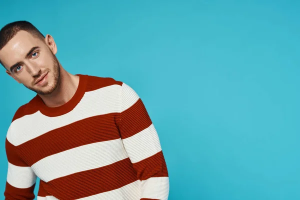 Jovem Bonito Homem Posando Estúdio Isolado Fundo — Fotografia de Stock