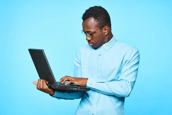 Молодий Африканський Бізнесмен Тримає Ноутбук Ізольований Синьому Фоні — стокове фото