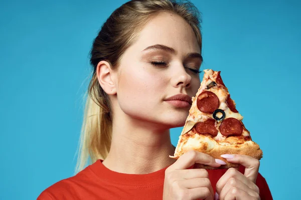 Bella Donna Odore Pizza Sfondo Isolato — Foto Stock