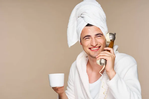 목욕하는 정서적 남자와 커피를 마시고 빈티지 전화기로 얘기하는 스튜디오 고립됨 — 스톡 사진