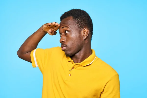 Giovane Uomo Africano Guardando Lontananza Isolato Sfondo Blu — Foto Stock