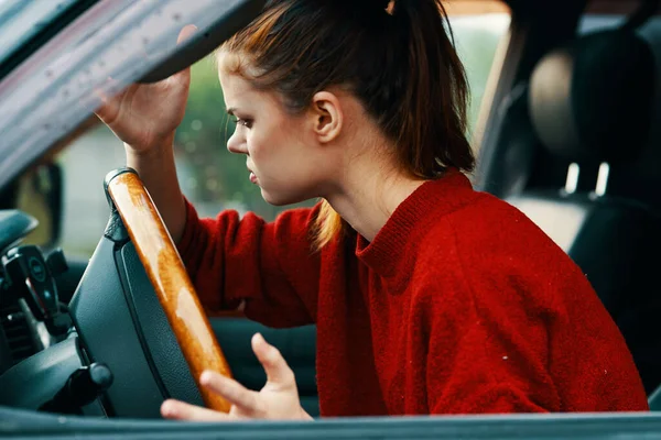 Jovem Bela Mulher Emocional Motorista Carro — Fotografia de Stock