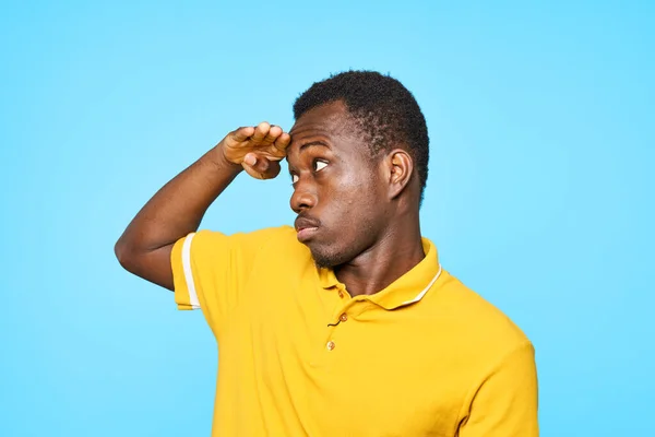 Joven Mirando Distancia Aislado Sobre Fondo Azul — Foto de Stock