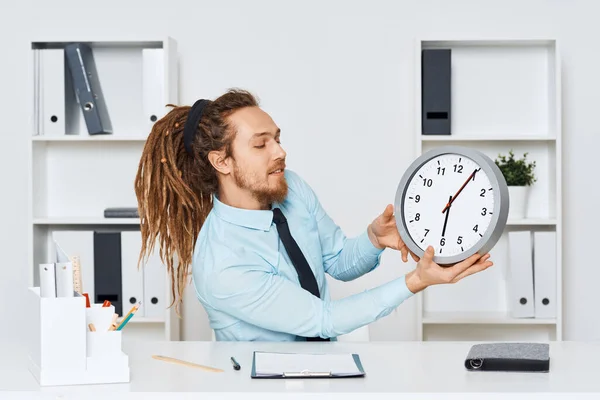 Jungunternehmer Sitzt Büro Und Schaut Auf Die Uhr — Stockfoto