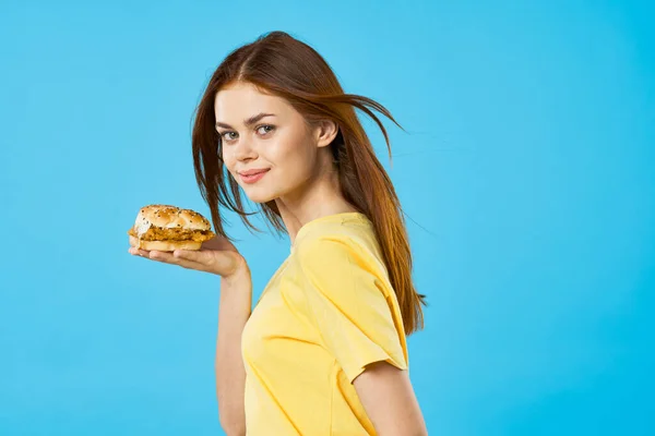 Young Beautiful Woman Hambyrger Studio Shot — Stock Photo, Image