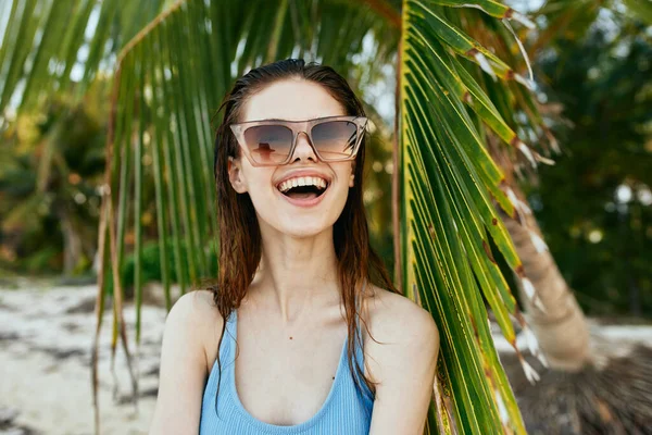 Mujer Joven Gafas Sol Playa —  Fotos de Stock