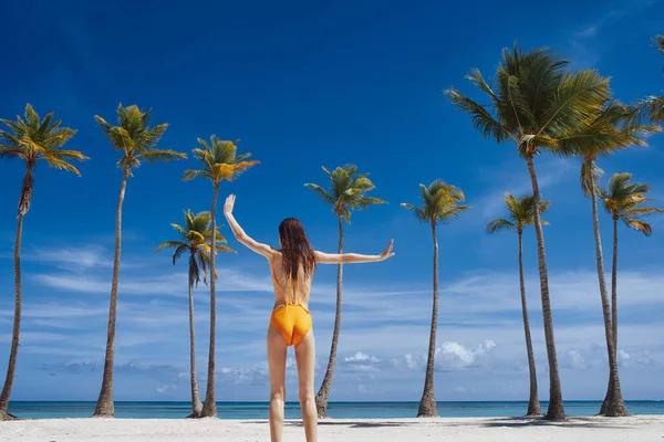 Junge Schöne Frau Entspannt Sich Strand — Stockfoto