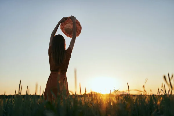 Jovem Posando Campo Trigo Pôr Sol — Fotografia de Stock