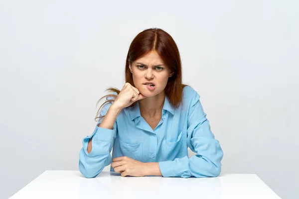 Junge Aggressive Geschäftsfrau Sitzt Schreibtisch — Stockfoto