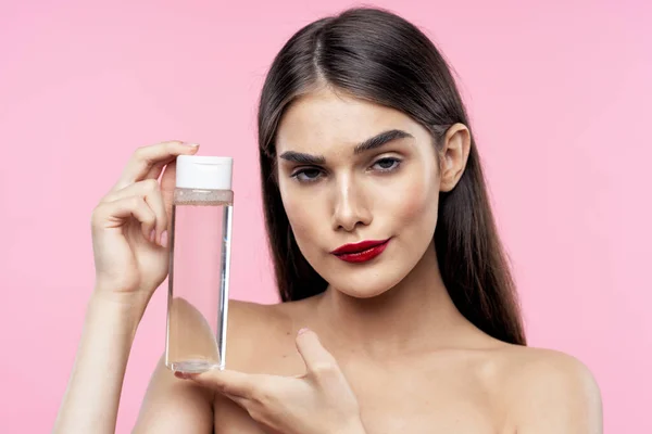 Retrato Mujer Hermosa Sosteniendo Producto Belleza Sobre Fondo Rosa Aislado — Foto de Stock