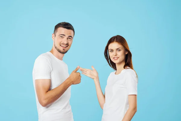 Jovem Casal Bonito Falando Estúdio — Fotografia de Stock