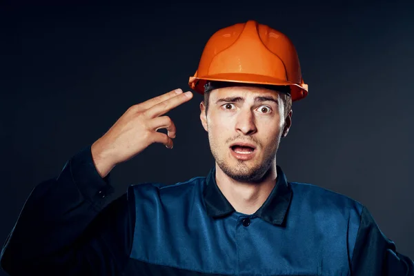 Studioaufnahmen Industriearbeiter Mit Orangefarbenem Helm Gestikuliert — Stockfoto