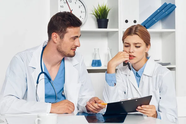 Jonge Artsen Werken Het Ziekenhuis Met Klembord — Stockfoto