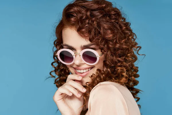 Jovem Bela Mulher Óculos Sol Posando Estúdio — Fotografia de Stock