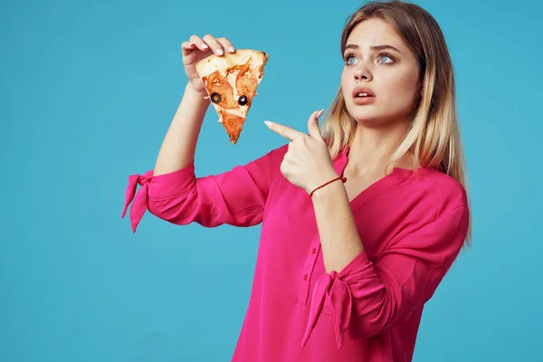 Bela Mulher Apontando Pizza Fundo Isolado — Fotografia de Stock