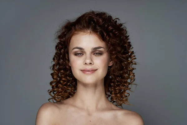 Портрет Молодої Красивої Жінки Кучерявим Волоссям Студійний Знімок — стокове фото