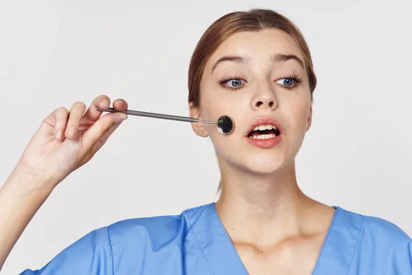 Jovem Enfermeira Segurando Ferramenta Espelho Dental Estúdio — Fotografia de Stock