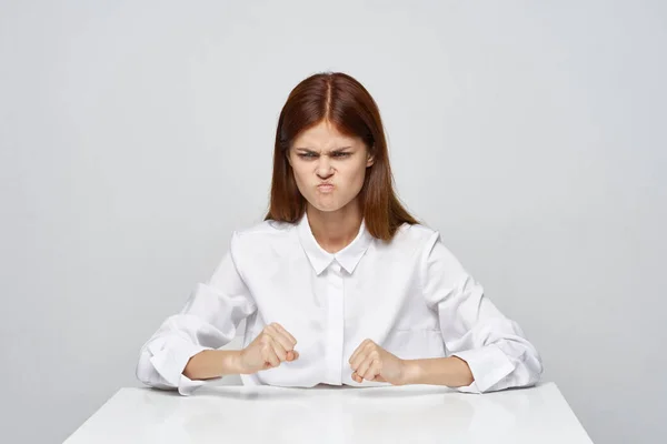 Junge Wütende Geschäftsfrau Sitzt Schreibtisch — Stockfoto