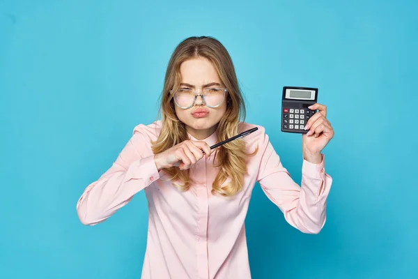 Jovem Bela Mulher Mostrando Calculadora — Fotografia de Stock