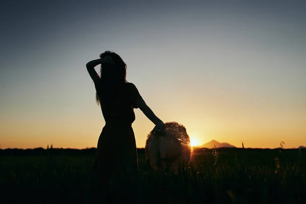 Jovem Posando Campo Trigo Pôr Sol — Fotografia de Stock